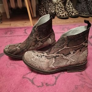 Charleston Shoe Company Liberty Boot, size 9,in snakeskin